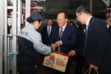 張毓強(qiáng)總裁大年初一親切慰問堅守崗位員工